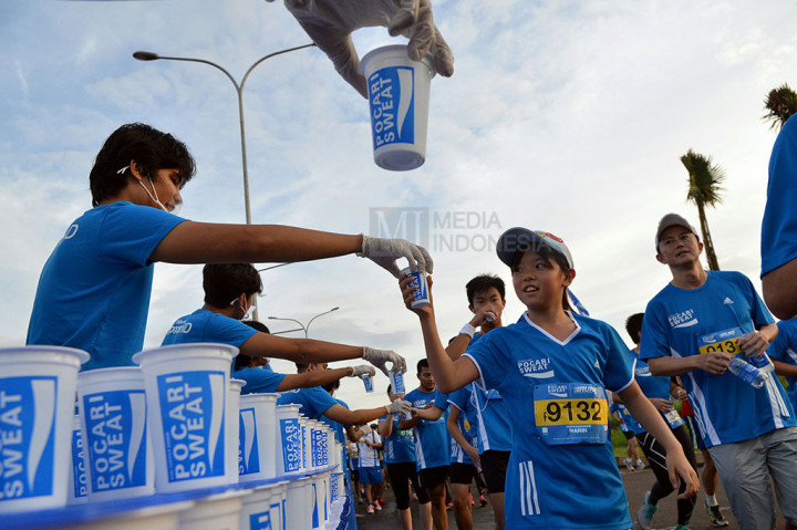 Managing Director PT Amerta Indah Otsuka Prayugo Gunawan berfoto bersama pemenang kelas terbuka Pocari Sweat Run 2015 di Indonesia Convention Exhibition (ICE), BSD City, Cisauk, Tangerang, Banten, Minggu (29/3).