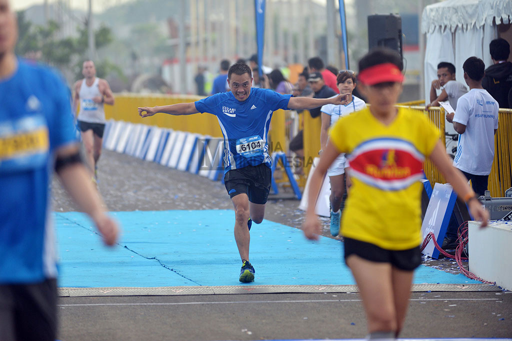 Managing Director PT Amerta Indah Otsuka Prayugo Gunawan berfoto bersama pemenang kelas terbuka Pocari Sweat Run 2015 di Indonesia Convention Exhibition (ICE), BSD City, Cisauk, Tangerang, Banten, Minggu (29/3).