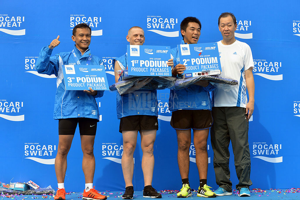 Managing Director PT Amerta Indah Otsuka Prayugo Gunawan berfoto bersama pemenang kelas terbuka Pocari Sweat Run 2015 di Indonesia Convention Exhibition (ICE), BSD City, Cisauk, Tangerang, Banten, Minggu (29/3).