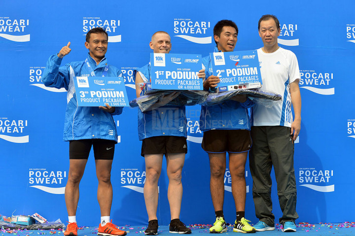 Managing Director PT Amerta Indah Otsuka Prayugo Gunawan berfoto bersama pemenang kelas terbuka Pocari Sweat Run 2015 di Indonesia Convention Exhibition (ICE), BSD City, Cisauk, Tangerang, Banten, Minggu (29/3).