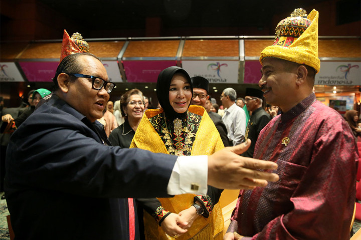 Menteri Pariwisata Arief Yahya (tengah) didampingi Walikota Banda Aceh Illiza Sa'aduddin Djamal (kiri), dan CEO PATA Indonesia Chapter Poernomo Siswopresetijo (kanan) menabuh rapa'i pada peluncuran Banda Aceh sebagai Pariwisata Islami Dunia di Balairung Soesilo Soedarman, Gedung Sapta Pesona, Jakarta, Senin (31/3).