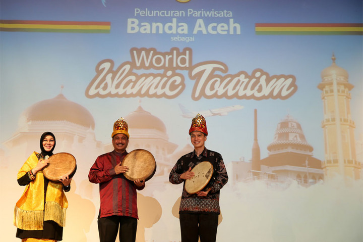 Menteri Pariwisata Arief Yahya (tengah) didampingi Walikota Banda Aceh Illiza Sa'aduddin Djamal (kiri), dan CEO PATA Indonesia Chapter Poernomo Siswopresetijo (kanan) menabuh rapa'i pada peluncuran Banda Aceh sebagai Pariwisata Islami Dunia di Balairung Soesilo Soedarman, Gedung Sapta Pesona, Jakarta, Senin (31/3).