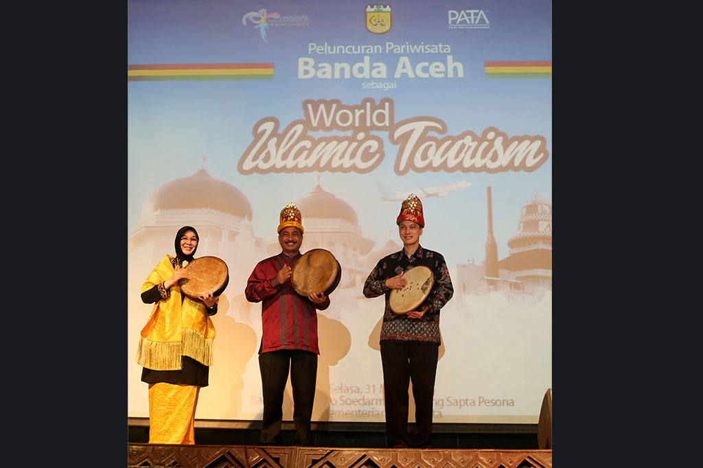 Menteri Pariwisata Arief Yahya (tengah) didampingi Walikota Banda Aceh Illiza Sa'aduddin Djamal (kiri), dan CEO PATA Indonesia Chapter Poernomo Siswopresetijo (kanan) menabuh rapa'i pada peluncuran Banda Aceh sebagai Pariwisata Islami Dunia di Balairung Soesilo Soedarman, Gedung Sapta Pesona, Jakarta, Senin (31/3).