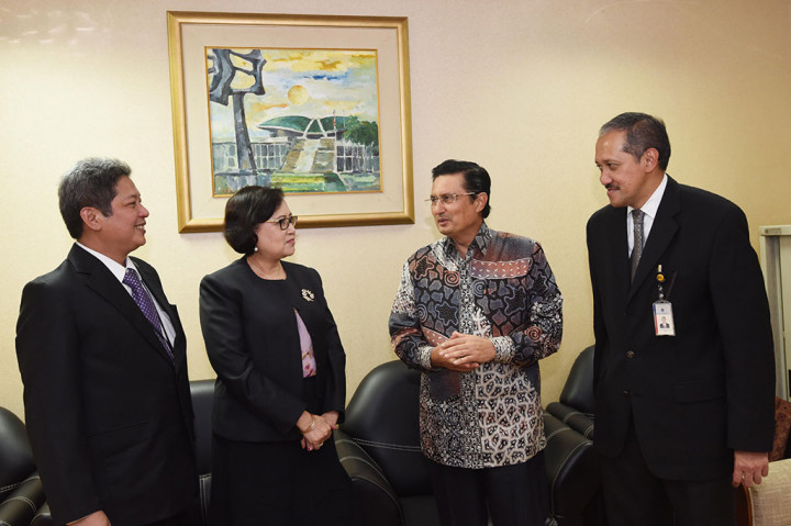 Ketua Komisi XI DPR Fadel Muhammad berbincang dengan calon Deputi Gubernur Bank Indonesia Erwin Rijanto (kiri), Hendy Sulistiowati (kedua kiri), dan Dody Budi Waluyo (kanan) di sela uji kelayakan dan kepatutan di Kompleks Parlemen, Senayan, Jakarta, Senin (20/4/2015).