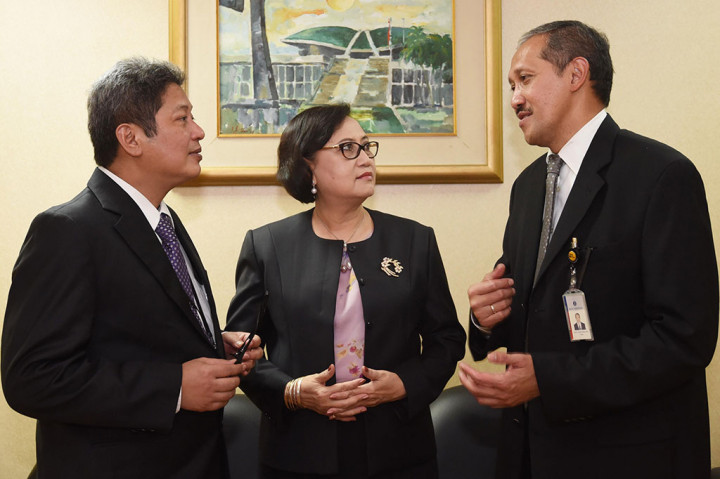 Ketua Komisi XI DPR Fadel Muhammad berbincang dengan calon Deputi Gubernur Bank Indonesia Erwin Rijanto (kiri), Hendy Sulistiowati (kedua kiri), dan Dody Budi Waluyo (kanan) di sela uji kelayakan dan kepatutan di Kompleks Parlemen, Senayan, Jakarta, Senin (20/4/2015).