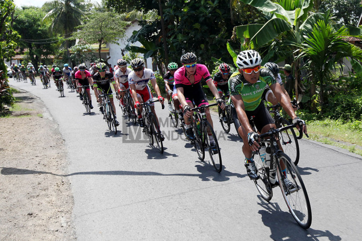 Peserta International Tour de Banyuwangi Ijen (ITdBI) 2015 menjalani etape pertama dengan rute sejauh 167 kilometer dari Glenmore ke Taman Blambangan, Banyuwangi, Jawa Timur, Rabu (6/5/2015).