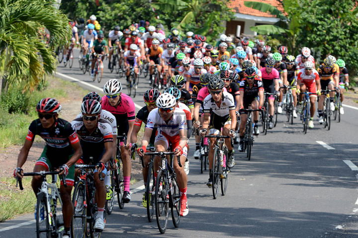 Peserta International Tour de Banyuwangi Ijen (ITdBI) 2015 menjalani etape pertama dengan rute sejauh 167 kilometer dari Glenmore ke Taman Blambangan, Banyuwangi, Jawa Timur, Rabu (6/5/2015).