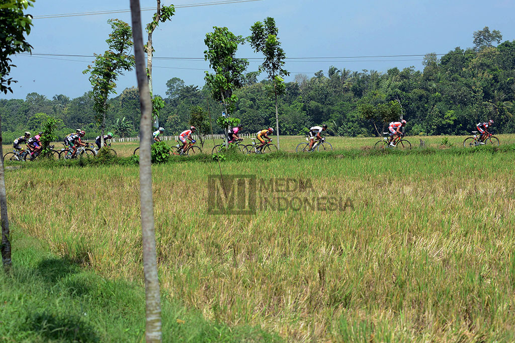 Peserta International Tour de Banyuwangi Ijen (ITdBI) 2015 menjalani etape pertama dengan rute sejauh 167 kilometer dari Glenmore ke Taman Blambangan, Banyuwangi, Jawa Timur, Rabu (6/5/2015).