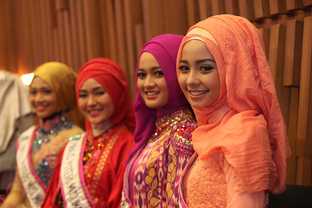 Sejumlah peserta Puteri Muslimah Indonesia 2015 hadir dalam konfrensi pers Jelang Malam Puncak Puteri Muslimah Indonesia 2015 di Jakarta, Senin (11/5/2015).