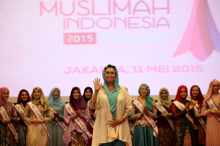 Anggota Dewan Juri ajang Puteri Muslimah Indonesia 2015 Yeni Wahid hadir dalam konfrensi pers jelang Malam Puncak Puteri Muslimah Indonesia 2015 di Jakarta, Senin (11/5/2015).