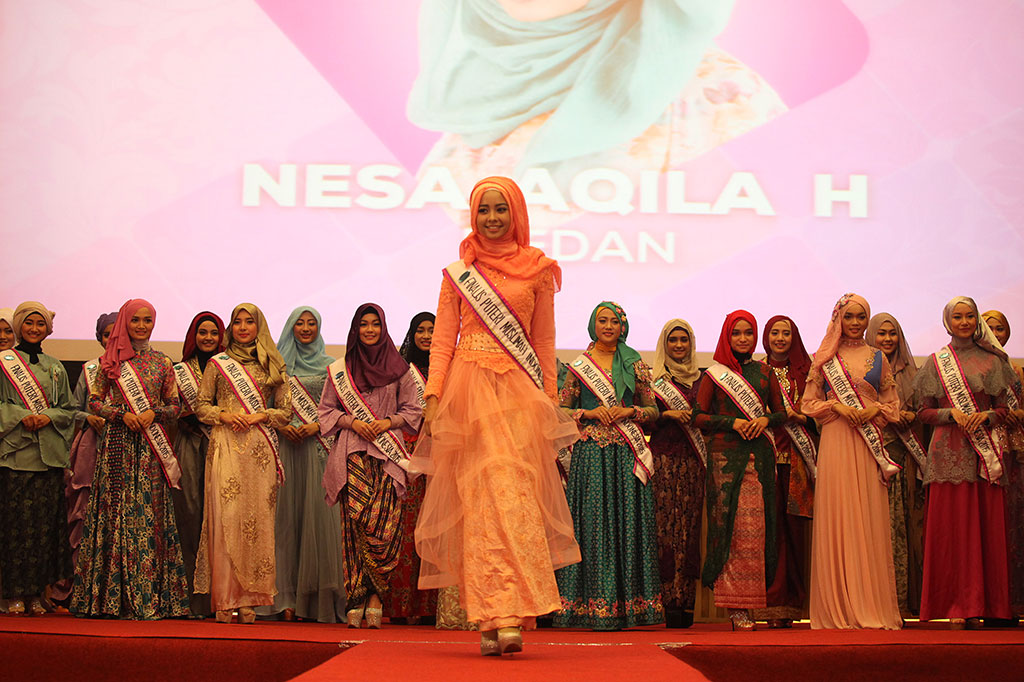Sejumlah peserta Puteri Muslimah Indonesia 2015 hadir dalam konfrensi pers Jelang Malam Puncak Puteri Muslimah Indonesia 2015 di Jakarta, Senin (11/5/2015).