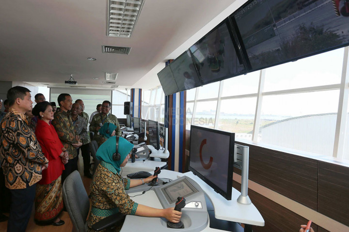 Presiden Joko Widodo (tengah) bersama Dirut Pelindo III Jarwo Suryanto (ketiga kanan) mendengarkan penjelasan Direktur Operasional dan Tekhnik Terminal Teluk Lamong Agung Kresno Sarwono saat meninjau akivitas bongkar muat peti kemas di Terminal Teluk Lamong