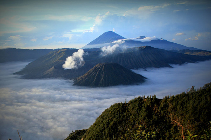 Keindahan pemandangan gugusan Gunung Bromo, Batok, dan Semeru dari pos pandang Pananjakan, Pasuruan, Jawa Timur