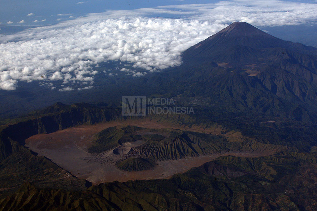 Pemandangan dari udara gurun pasir, panorama alam Gunung Bromo, Batok, dan Semeru yang menjadi bagian dari Taman Nasional Bromo Tengger Semeru