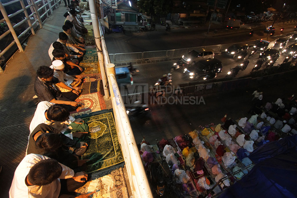 Semangat Malam Pertama, Tarawih hingga ke Atas JPO