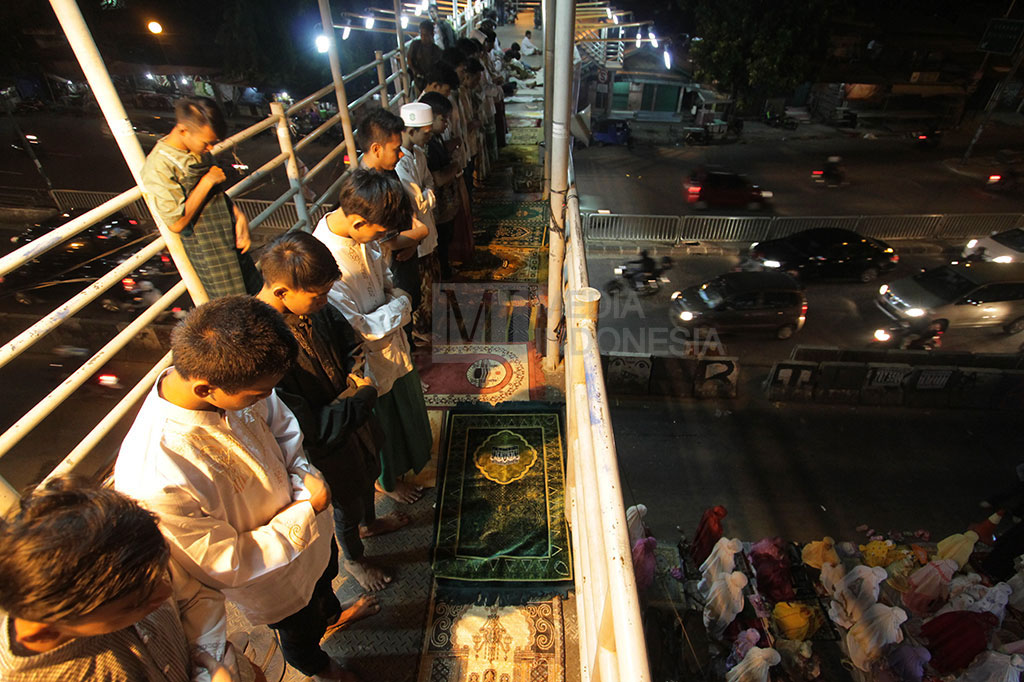 Semangat Malam Pertama, Tarawih hingga ke Atas JPO