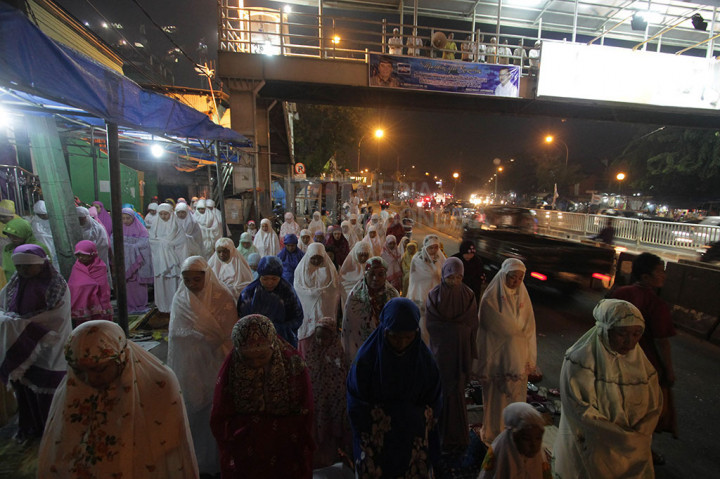 Semangat Malam Pertama, Tarawih hingga ke Atas JPO