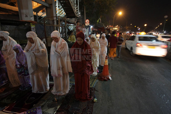 Semangat Malam Pertama, Tarawih hingga ke Atas JPO