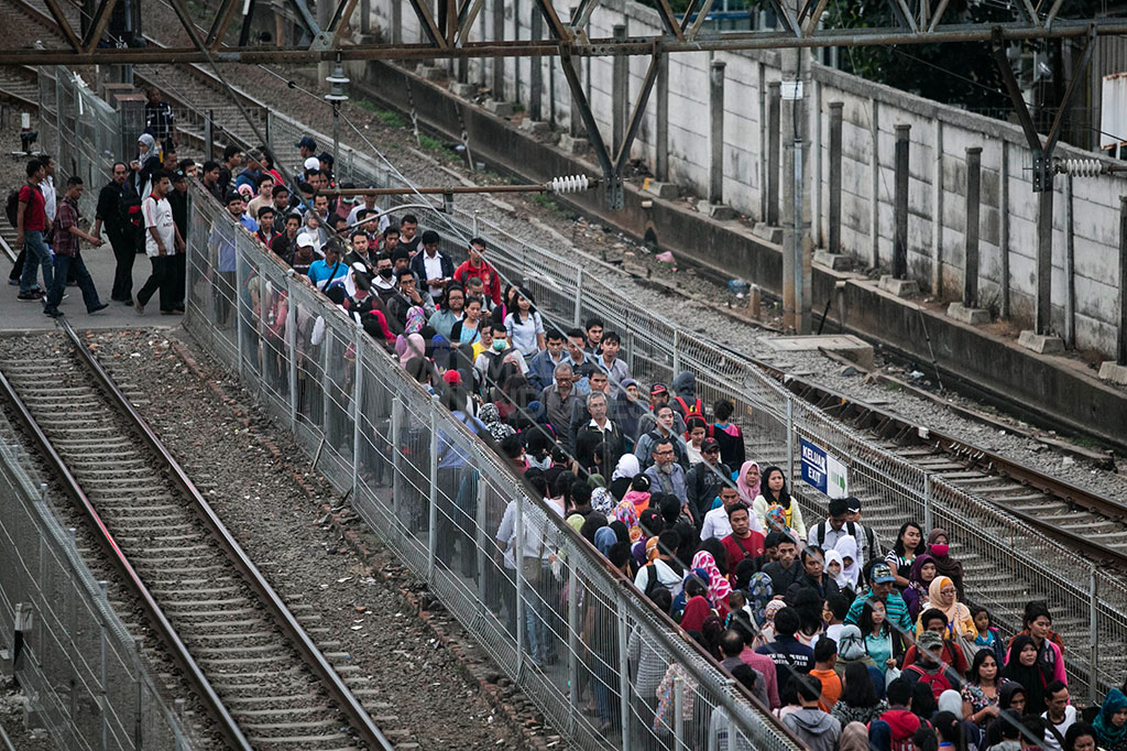 Jelang Waktu Buka Puasa, Penumpang KRL Selalu Padat