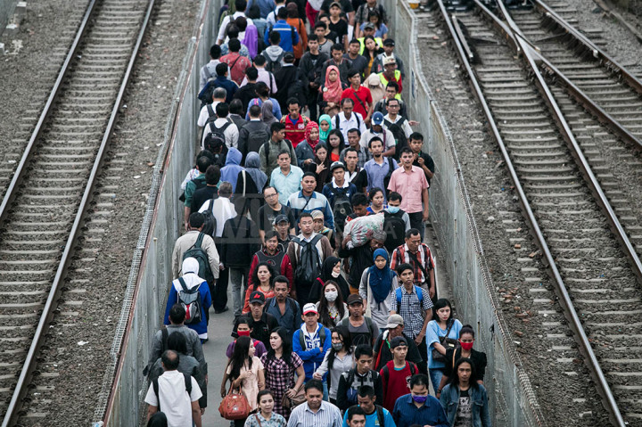 Jelang Waktu Buka Puasa, Penumpang KRL Selalu Padat