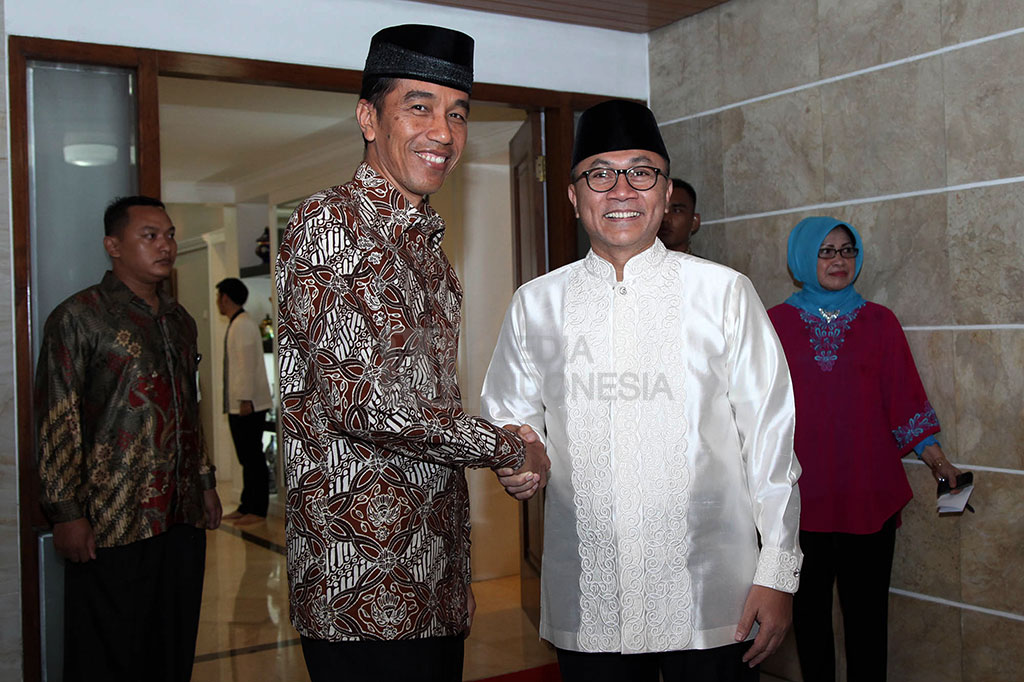 Ketua MPR Zulkifli Hasan (kiri) menyambut Presiden Joko Widodo yang hadir di kediamannya untuk mengikuti acara buka puasa bersama.