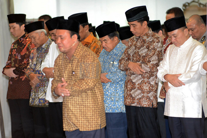 Presiden Joko Widodo bersama Wakil Presiden Jusuf Kalla melaksanakan Salat Maghrib berjamaah bersama Ketua MPR Zulkifli Hasan seusai berbuka puasa bersama.