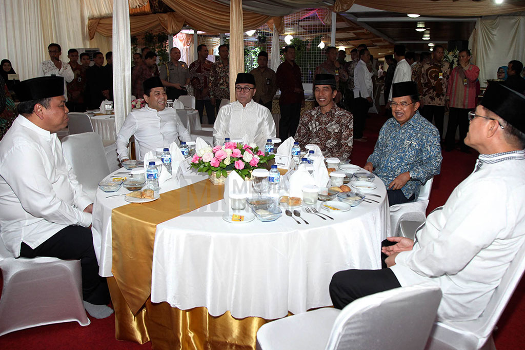 Presiden Joko Widodo bersama Wapres Jusuf Kalla duduk bersama Ketua MPR Zulkifli Hasan (ketiga dari kiri), Ketua DPR Setya Novanto (kedua dari kiri), Ketua MK Arief Hidayat (kiri), dan Ketua MA Hatta Ali pada acara berbuka puasa bersama.