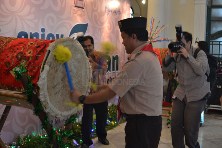 Ketua Kwarcab Jakarta Barat Isnawa Ajie dan Kepala UP Museum Tekstil Dyah Damayanti memukul bedug tanda dimulainya kegiatan Enjoy Ramadhan.