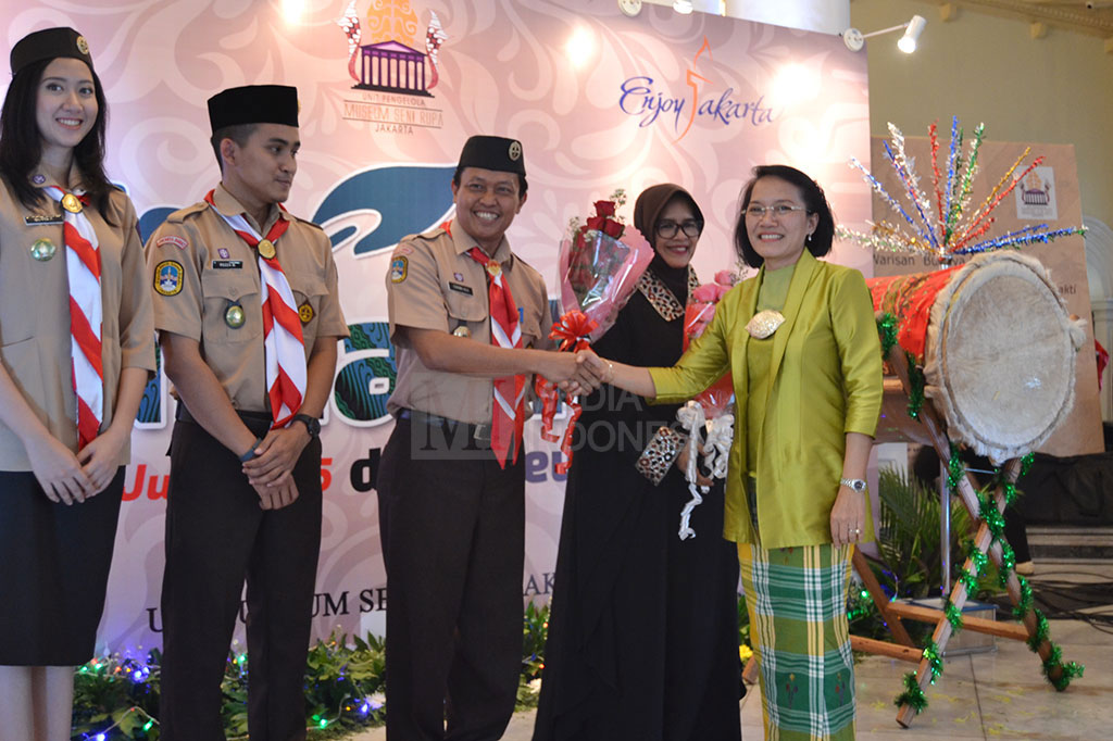 Kepala UP Museum Tekstil Dyah Damayanti memberikan cenderamata kepada Ketua Kwarcab Jakarta Barat Isnawa Ajie, Ida Leman, dan perwakilan peserta kegiatan Enjoy Ramadhan.