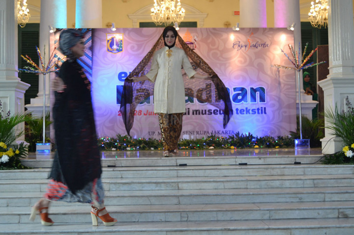 Peragaan busana batik muslimah juga digelar saat pembukaan Enjoy Ramadhan.