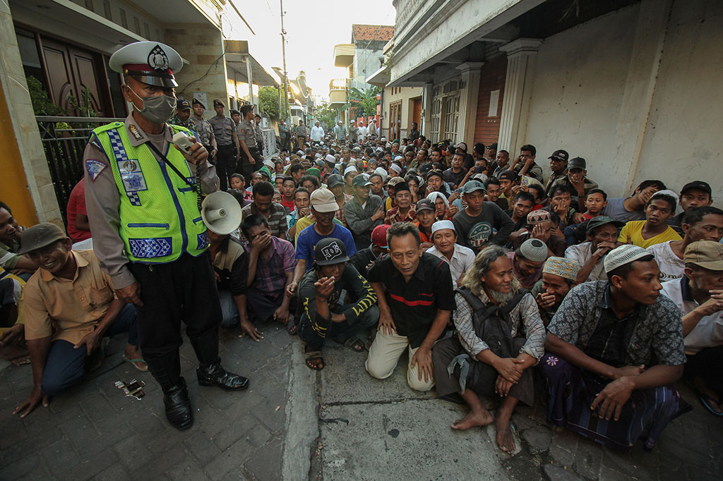 Ratusan Orang Antre untuk Dapatkan Zakat Mal