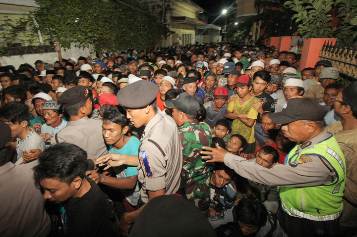 Ratusan Orang Antre untuk Dapatkan Zakat Mal