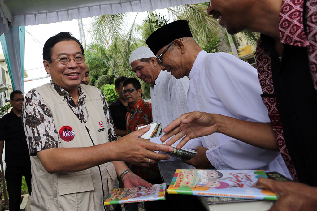 Masjid Se-Palembang Terima Wakaf Alquran dari Sinar Mas  