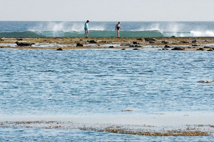 Wisatawan asing menikmati ombak di kawasan pesisir pantai Boa di Rote Ndao, Nusa Tenggara Timur, Rabu (12/8/2015)