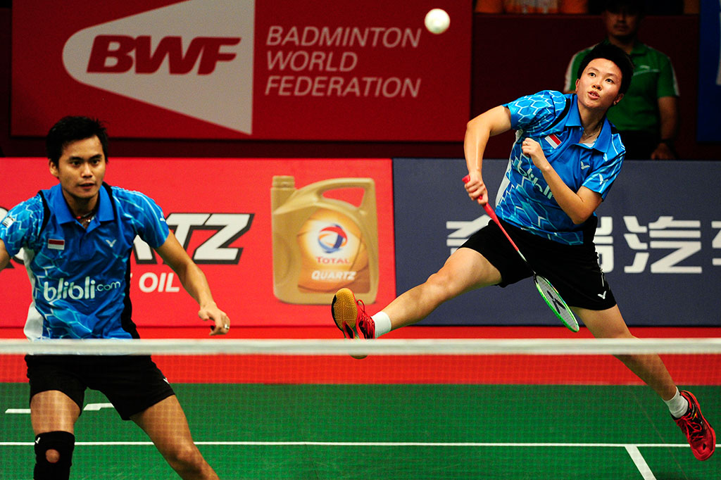 Ganda campuran Indonesia Liliyana Natsir yang berpasangan dengan Tontowi Ahmad mengembalikan kok ke ganda Tiongkok Zhang Nan dan Zhao Yunlei 