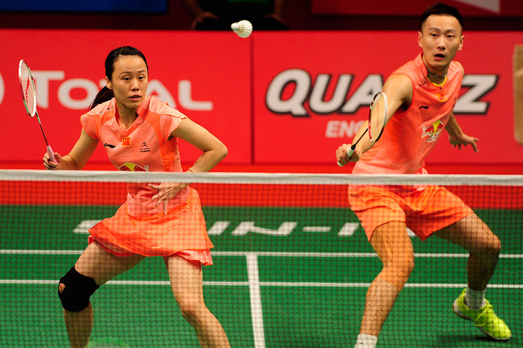 Ganda campuran Tiongkok Zhang Nan (kanan) yang berpasangan dengan Zhao Yunlei mengembalikan kok ke ganda campuran Indonesia Ahmad Tontowi dan Liliyana Natsir 