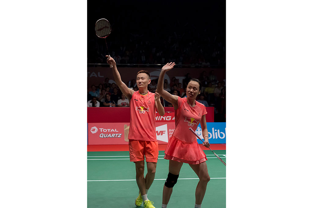 Ganda campuran Tiongkok Zhang Nan (kiri) dan Zhao Yunlei melambaikan tangannya kepada pendukungnya usai mengalahkan ganda campuran Indonesia Tontowi Ahmad dan Liliyana Natsir