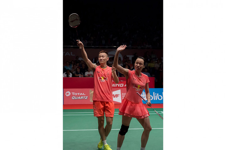 Ganda campuran Tiongkok Zhang Nan (kiri) dan Zhao Yunlei melambaikan tangannya kepada pendukungnya usai mengalahkan ganda campuran Indonesia Tontowi Ahmad dan Liliyana Natsir