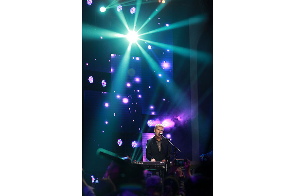 Vokalis grup band Michael Learns to Rock (MLTR) Jascha Richter tampil pada acara Mega Konser Dunia di Jakarta, Selasa (18/8/2015) malam