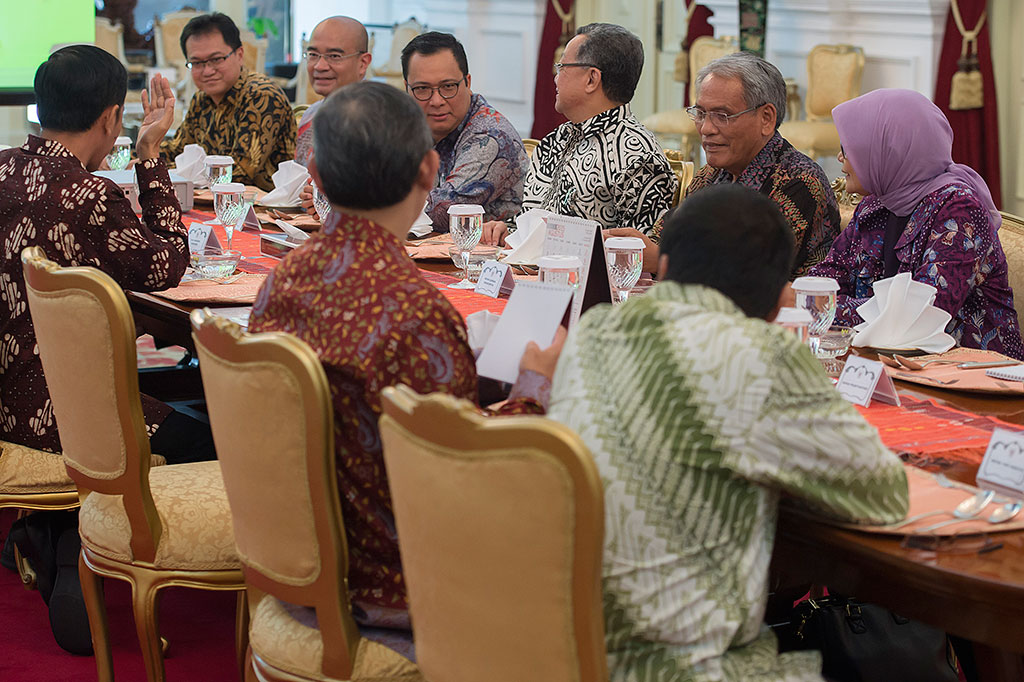 Presiden Jokowi menerima sejumlah pengamat ekonomi diantarnya Yose Rizal (kedua kiri), Poltak Hotradero (ketiga kiri), Arif Budimanta (keempat kiri), Tony Prasetiantono (ketiga kanan), Djusman Simanjuntak (kedua kanan), dan Hendri Saparini