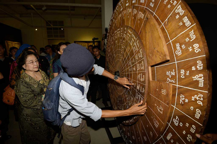 Megawati Soekarnoputri mengamati karya tentang penanggalan Jawa dari pameran bertema 'Java Script' kaya Eddy Susanto (kedua kiri) saat peringatan Hari Aksara Internasional di Galeri Nasional, Jakarta