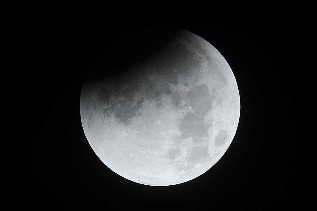 Tahapan gerhana bulan total saat supermoon yang dapat dilihat di Prancis