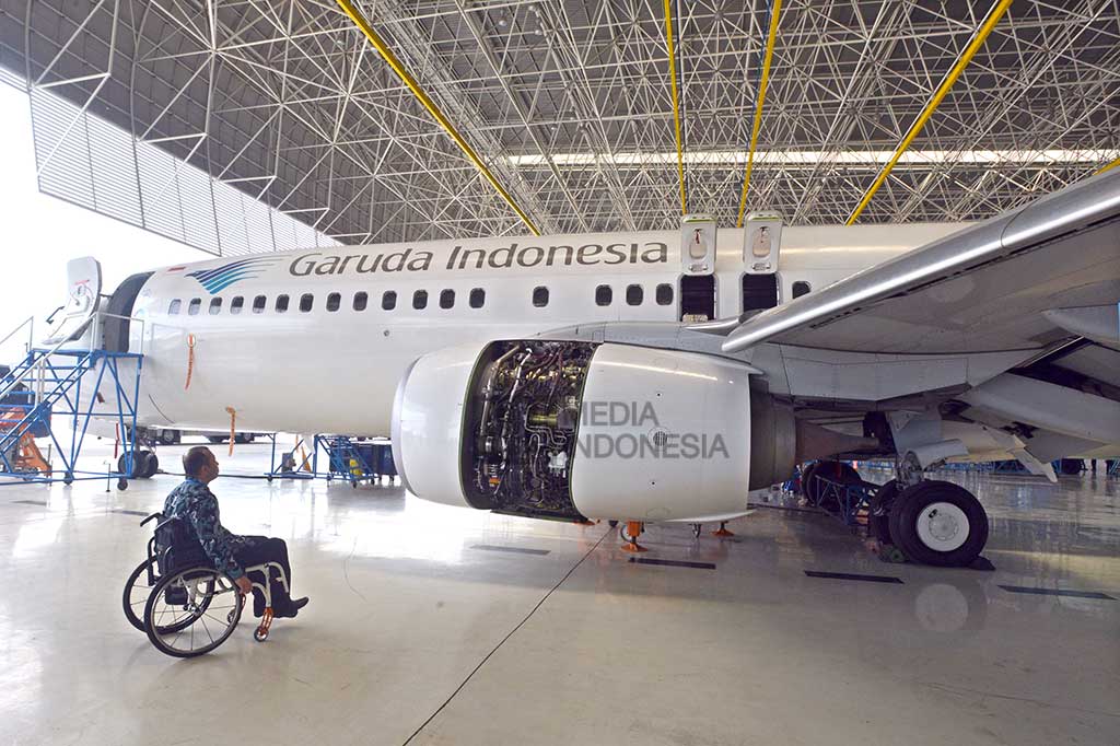 Presiden Direktur General Electric Indonesia Handry Satriargo memperhatikan mesin pesawat yang menjalani perawatan dalam peresmian hanggar 4 GMF AeroAsia 