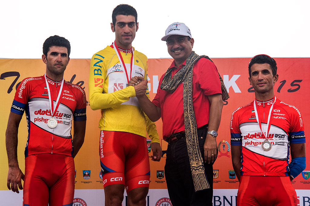 Juara klasifikasi umum Tour De Singkarak Yellow Jersey (TDS) 2015 Pishgaman Giant Team, Arvin Moazemi Goudarzi (kedua kiri) berjabat tangan dengan Menteri Pariwisata Arief Yahya (kedua kanan) didamping juara kedua Amir Zargari (kiri) dan juara ketiga Hossein Askari (kanan).