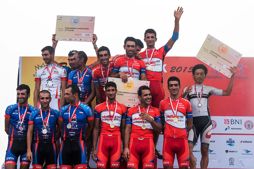 Para pebalap foto bersama seusai menerima medali. Pishgaman Giant Team (tengah) berhasil menjadi juara grup Tour De Singkarak 2015 disusul oleh Tabriz Petrochemical Team (kiri), dan Bridgestone Anchor Cycling Team (kanan).