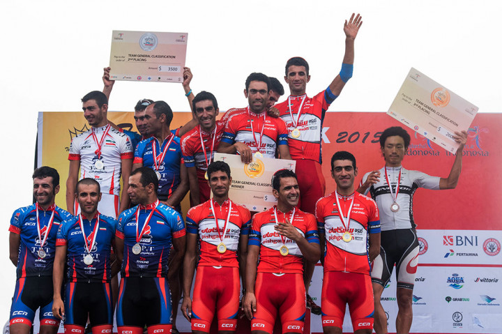 Para pebalap foto bersama seusai menerima medali. Pishgaman Giant Team (tengah) berhasil menjadi juara grup Tour De Singkarak 2015 disusul oleh Tabriz Petrochemical Team (kiri), dan Bridgestone Anchor Cycling Team (kanan).