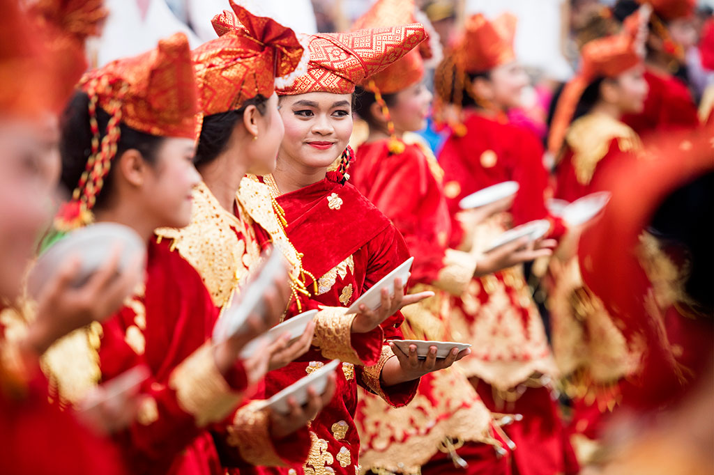 Sejumlah gadis Minang membawakan tari piring saat penutupan Tour De Singkarak 2015.
