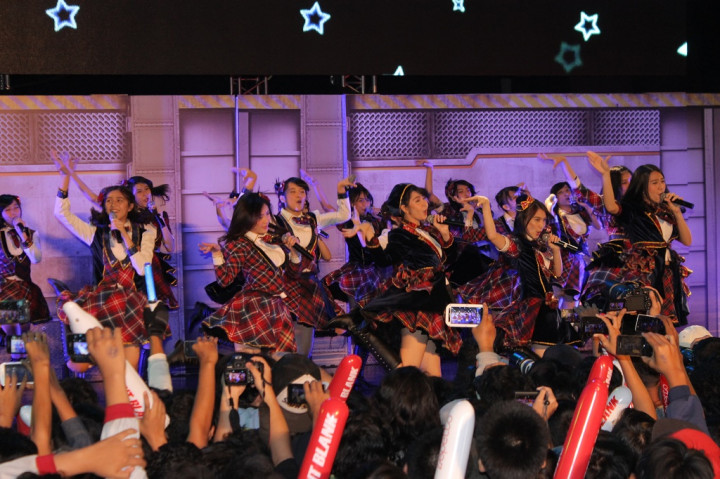JKT48 menjadi salah satu penghibur di sela-sela PBIC 2015.