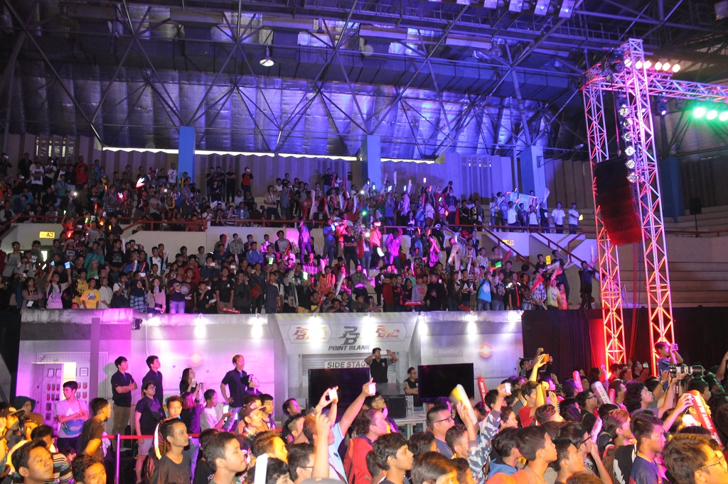 Pengunjung memadati Tennis Indoor Senayan, Jakarta, untuk menyaksikan grand final PBIC 2015.