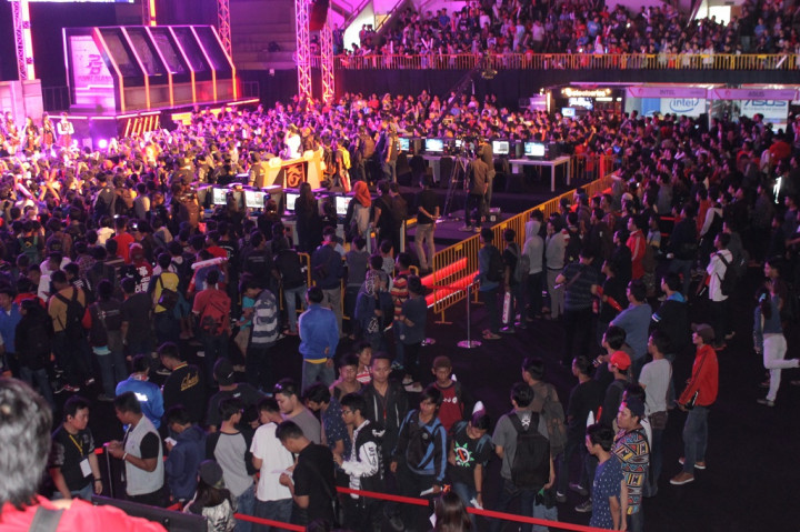 Pengunjung memadati Tennis Indoor Senayan, Jakarta, untuk menyaksikan grand final PBIC 2015.